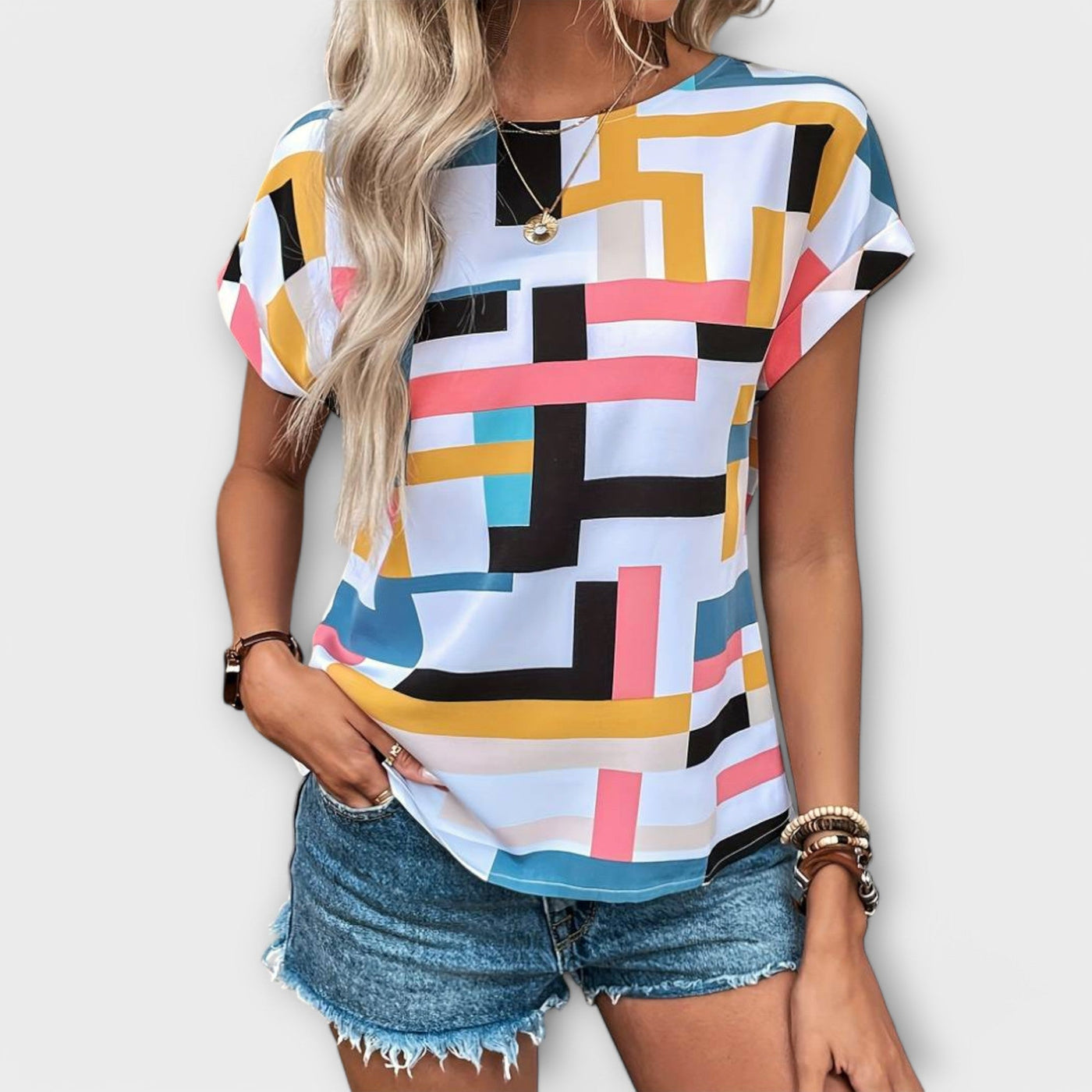 Chloe – The Perfect Short-Sleeved Blouse with Round Neck
